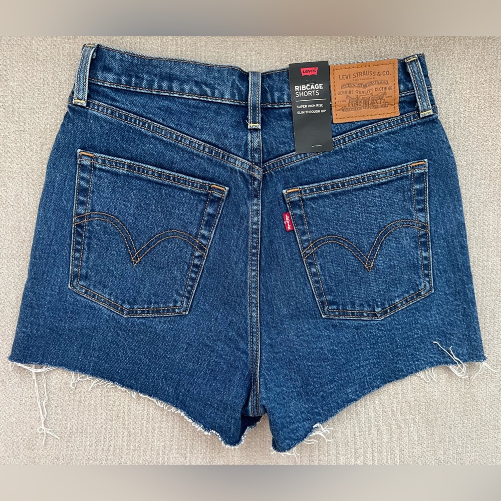 NWT Levi’s Ribcage Shorts - Picture 8 of 12